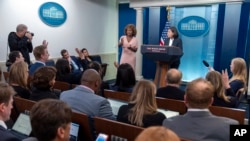 白宫新闻秘书卡特琳·让-皮埃尔与美国贸易代表戴琪在白宫记者会上与媒体交谈。(2024年5月14日)