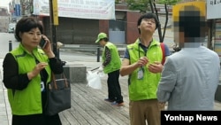 1일 서울 지하철 왕십리역 인근에서 성동구청 직원들이 흡연단속을 하고 있다. 