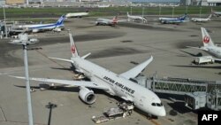 ဂျပန်နိုင်ငံရဲ့အကြီးဆုံးလေကြောင်းလိုင်းတခုဖြစ်တဲ့ JAL ဂျပန်လေကြောင်းလိုင်းက လေယာဥ်တစင်း တိုကျိုနိုင်ငံတကာလေဆိပ်မှာရပ်နားနေတဲ့ ယခင်မှတ်တမ်းဓာတ်ပုံ။
