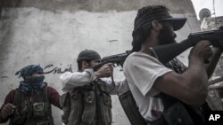 Tentara pemberontak berhasil merebut beberapa permukiman di kota Aleppo Kamis (25/10), memperkecil peluang bagi gencatan senjata. 