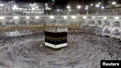 حجاج حین طواف در اطراف کعبۀ شریف