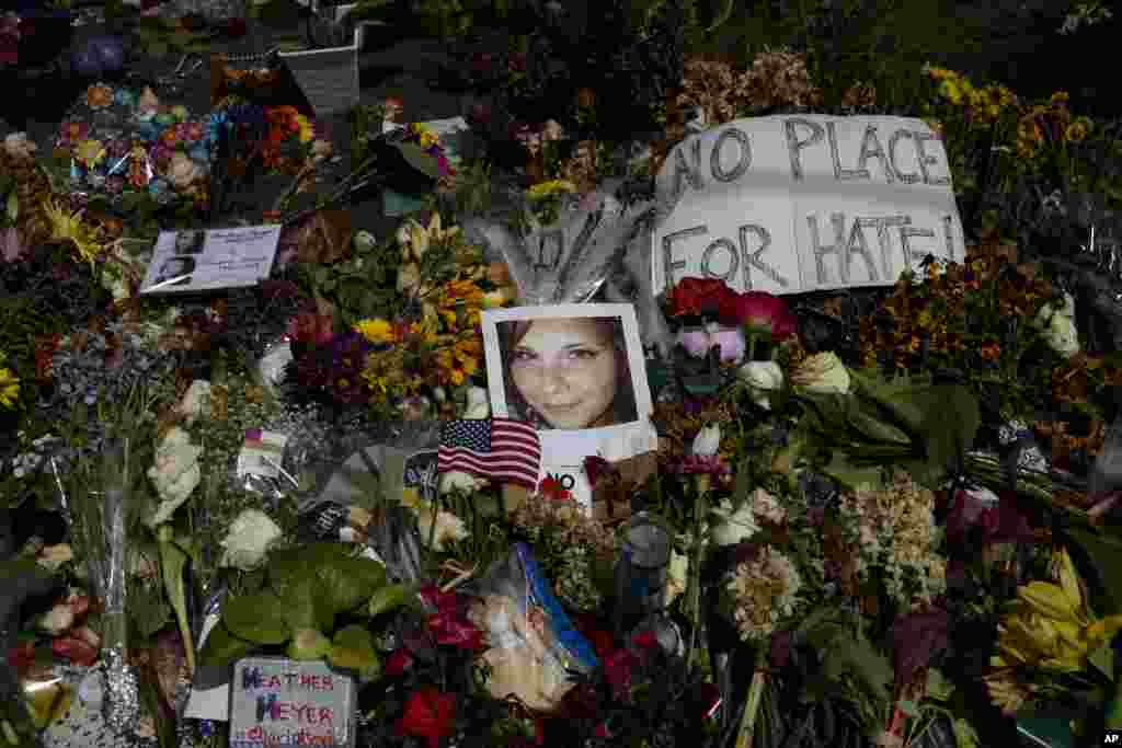 រូប​ថត​នាង Heather Heyer​ ដែល​ត្រូវ​បាន​សម្លាប់​ក្នុង​ការ​ជួបជុំ​ជនជាតិ​ស្បែក​ស​ជាតិ​និយម ត្រូវ​បាន​ដាក់​នៅ​លើ​ទី​រំឭក​វិញ្ញាណក្ខន្ធ​នៅ​​សាលមហោស្រព Paramount ក្រុង Charlottesville រដ្ឋ​ Virginia។