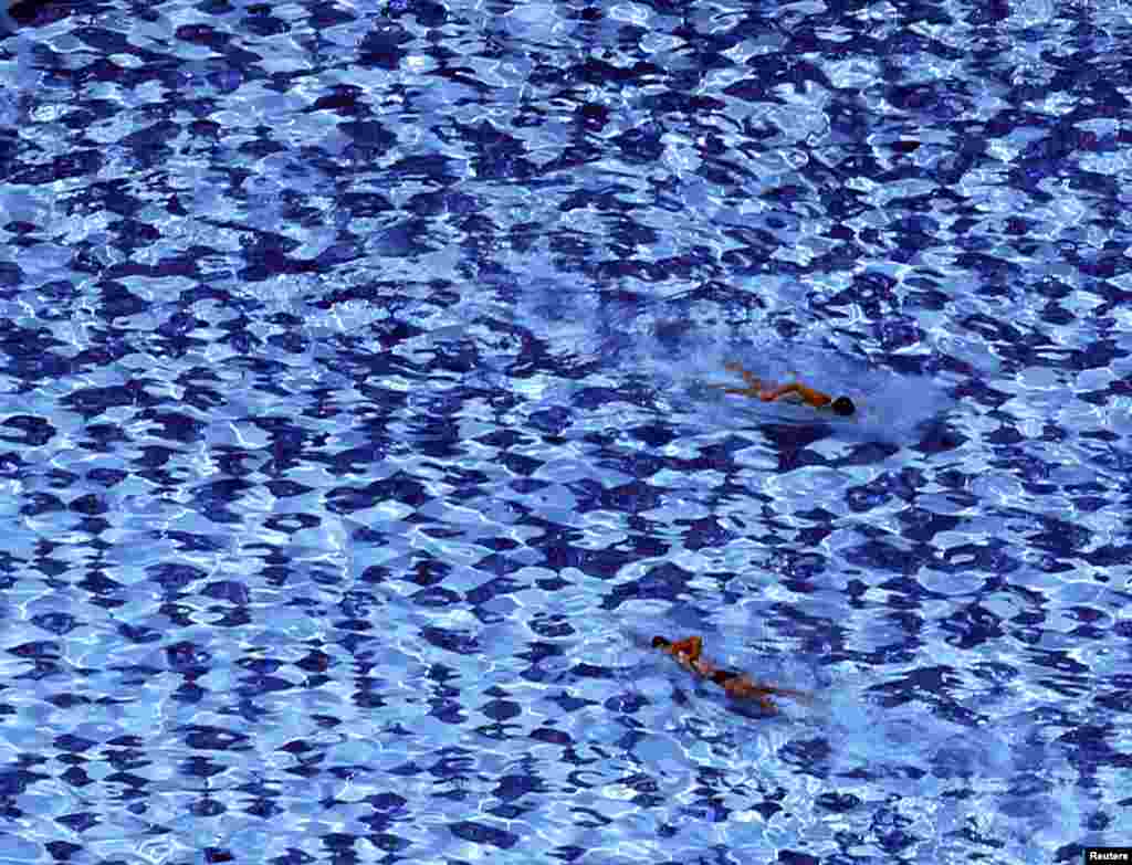 Warga berenang di sebuah kolam renang di kota Sao Paulo, Brazil.