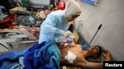 在加沙北部致命援助卡车事件中的伤者正在接受治疗。（2024年3月1日）