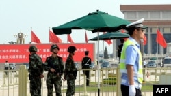 守卫在北京天安门广场的民警和武警。