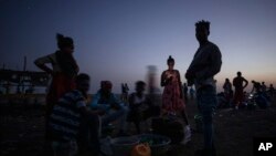 Namoota Sudanitti baqatanii buufata yeroo hamdayaat keessa jiran, SUdaan, Bitootessa 14, 2021