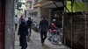 人们走过纽约地铁炸弹袭击案嫌疑人乌拉曾在孟加拉国达卡居住的楼房。（2017年12月12日）
