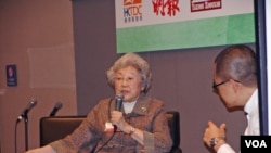 中国学者资中筠（左）在香港书展的讲座中谈论中国(2012年7月18日，美国之音丁力拍摄)