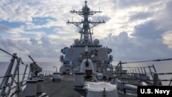 美国海军本福德号导弹驱逐舰2021年7月12日在南中国海执行航行自由行动。（美国海军推特）