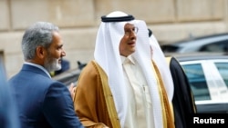 2022年10月5日，沙特阿拉伯能源部长阿卜杜勒阿齐兹·本·萨勒曼·沙特亲王和欧佩克秘书长海瑟姆·盖斯在奥地利维也纳欧佩克总部握手。（路透社照片）
