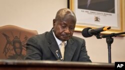 Presiden Uganda Yoweri Museveni menandatangani UU anti-gay di Entebbe, Uganda (24/2).
