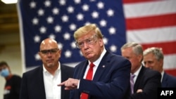 Rais Donald Trump akitembelea kiwanda cha kutengeneza vifaa vya kujikinga (PPE) huko Phoenix, Arizona Mei 5, 2020.(Photo by Brendan Smialowski / AFP).
