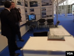 在克里米亚的“海洋”造船厂展台上，展示有向中国出售的欧洲野牛型气垫登陆舰的模型和图片 (美国之音白桦)