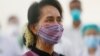 រូបឯកសារ៖ អ្នកស្រី Aung San Suu Kyi មើល​ការចាក់​វ៉ាក់សាំង​ដល់​បុគ្គលិក​សុខាភិបាល​នៅ​មន្ទីរពេទ្យ​មួយ​ក្នុង​ទីក្រុង​ណៃពិដោរ កាលពី​ថ្ងៃទី២៧ ខែមករា ឆ្នាំ២០២១។