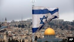 6일 성전산이 보이는 예루살렘 옛도시에 이스라엘 국기가 펄럭이고 있다.
