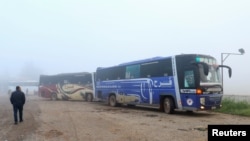 Des habitants sont évacués en bus dans le village de Kefraya et al-Foua, dans la province d'Alep, Syrie, le 14 avril 2017. 