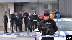 Pripadnici crnogorske policije stražare ispred Ambasade SAD u glavnom gradu Crne Gore Podgorici, 22. febrauara 2018.