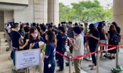 超过200名市民到西九龙裁判法院排队轮候旁听席，声援民主派初选47人案各被告 (美国之音/汤惠芸)