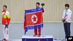 27일 사격 10m 러닝타겟에서 금메달을 획득한 북한의 김지성 선수가 시상대에 올랐다. 