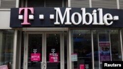 美国纽约曼哈顿，T-Mobile商店的招牌（2018年4月30日）。今年4月，T-Mobile宣布以260亿美元收购其美国竞争对手Sprint。