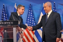Israeli Prime Minister Benjamin Netanyahu, right, and U.S. Secretary of State Anthony Blinken shake hands during a joint press conference in Jerusalem on May 25, 2021.