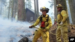 Para petugas pemadam kebakaran di California kini berhasil memadamkan 75 persen kebakaran di sekitar taman nasional Yosemite (foto: dok). 