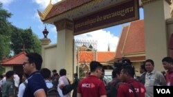 រូបឯកសារ៖ ទិដ្ឋភាពទូទៅមួយ ​នៅខាងមុខតុលាការកំពូល ក្នុង​រាជធានីភ្នំពេញ​។ (នូវ ពៅលក្ខិណា/VOA)