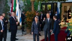 美国总统拜登在耶路撒冷被以色列总统赫尔佐格授予“以色列总统自由勋章”后离开授勋仪式现场。(2022年7月14日)