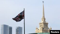 英国国旗在英国驻莫斯科大使馆上空飘扬。（2024年9月13日）