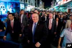 마이크 폼페오 미국 국무장관이 8일 대니얼 크리튼브링크 주 베트남 미국대사 등과 함께 하노이 거리를 걷고 있다. 폼페오 장관은 베트남에서 재계 인사들을 만나 북한 최고 수뇌부에 사실상 베트남식 경제 번영의 길을 갈 것을 공개적으로 제안했다.