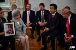 27일 일본을 방문 중인 도널드 트럼프 미국 대통령이 아베 신조 일본 총리와의 정상회담에 앞서 일본인 납북자 가족들을 만났다.