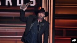 گارت بروکس برای دومین سال پیاپی جایزه هنرمند سال را از آن خود کرد