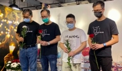 支联会秘书蔡耀昌（左二）联同3名常委（左一起）麦海华、卢伟明、梁锦威，在六四纪念馆为死难者默哀一分钟及献花悼念。 (美国之音 汤惠芸拍摄)