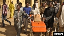 人们把清真寺爆炸受害者的残骸送往医院