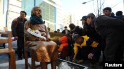 日本驻釜山领事馆前的慰安妇塑像