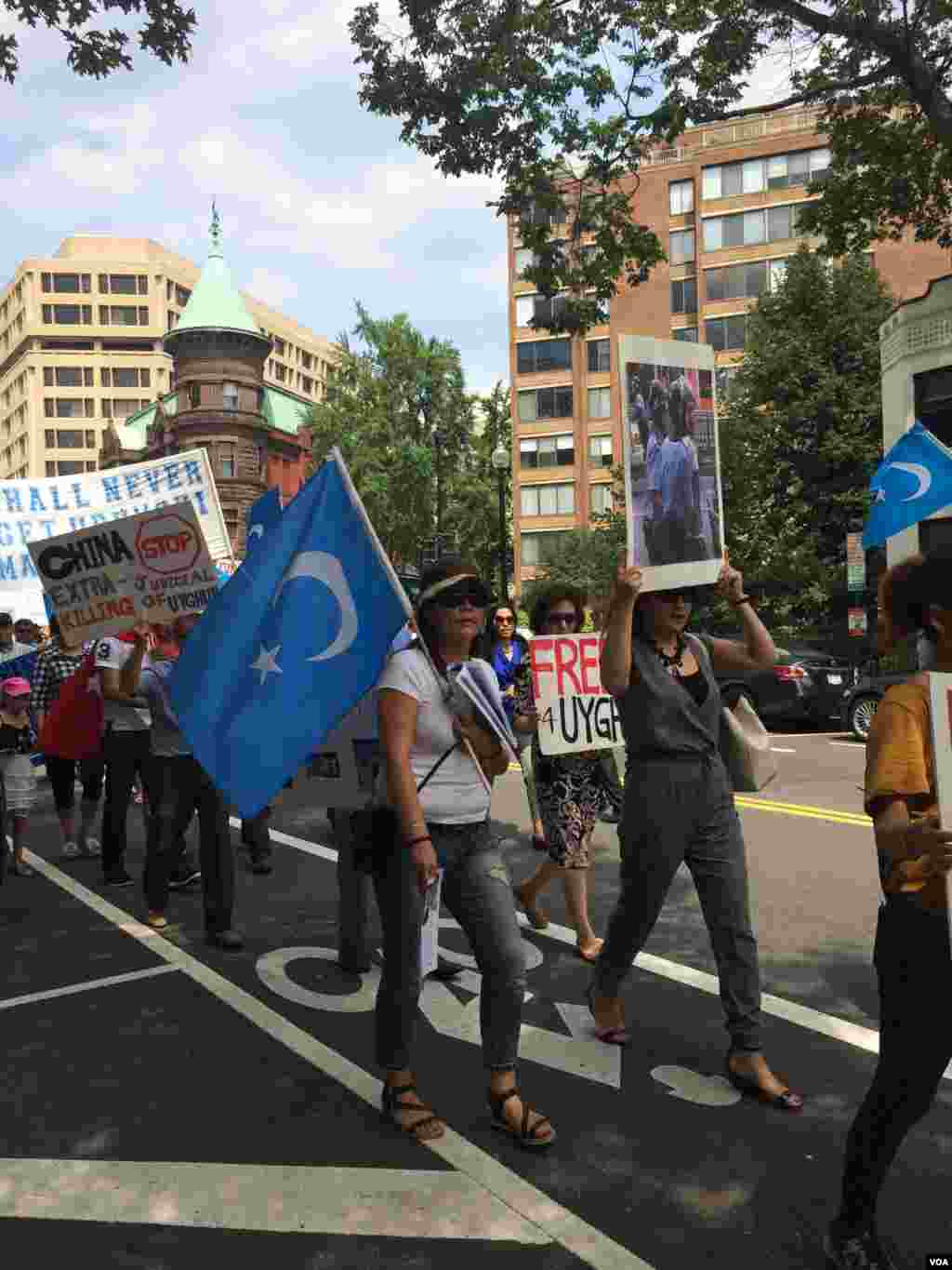 2015年7月12日维吾尔人和支持者在美国首都华盛顿街头游行并聚集在泰国驻美大使馆前抗议泰国把100余名维吾尔人强行递解回中国。（美国之音乌兹别克语组拍摄）