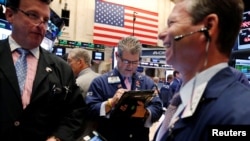 11일 미국 증권시장에서 다우ㆍS&P500ㆍ나스닥 지수가 모두 사상 최고점을 갈아치운 채 마감했다. 3대 주요 지수가 함께 사상 최고치를 기록한 것은 닷컴 버블이 한창이던 1999년 12월 31일 이후 처음이다. 사진은 뉴욕 증권거래소에서 매물을 처리하고 있는 중개인들. (자료사진)