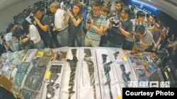 香港警方展示捡获多支气枪、可制造炸弹工具及其他证物 (苹果日报图片)