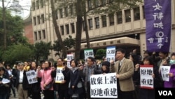 请愿人士与来自台湾农村阵线等支持人士星期一到台湾内政部请愿。(美国之音燕青拍摄)