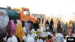 عکس آرشیوی از توزیع آب آشامیدنی میان مردم