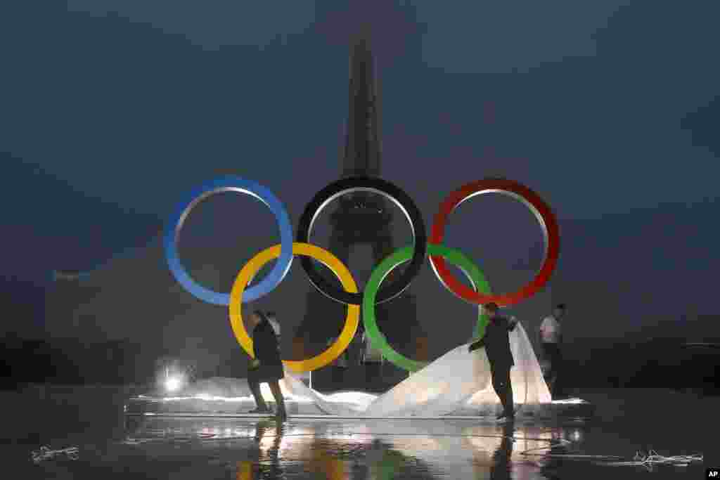 មន្រ្តី​ទីក្រុង​ប៉ារីស​​បើក​បង្ហាញ​រូប​កង​នៃ​កី​ឡា​អូឡាំពិក​ទីលាន​ Trocadero ដែល​​នៅ​ពីមុខ​ Eiffel Tower បន្ទាប់​ពី​ការ​បោះ​ឆ្នោត​នៅ​ក្នុង​​ទីក្រុង​ Lima ប្រទេស​ប៉េរូ ដែល​ប្រគល់រង្វាន់​កីឡា​ឆ្នាំ២០២៤​ ទៅ​ទីក្រុង​ប៉ារីស​ប្រទេស​បារាំង។