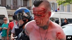 Un homme est arrêté par un policier français à Marseille, le 11 juin 2016.