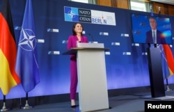 资料照：德国外长贝尔伯克(Annalena Baerbock)在柏林举行的一个北约会议的记者会上讲话。（2022年5月15日）