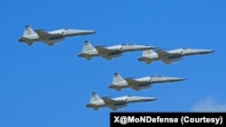 台湾国防部在X平台公布的照片显示，台湾空军在花莲基地举行了F-5战机除役典礼，由三架RF-5E与两架F-5F型机组成五机编队完成了最后一次飞行任务。(2025年7月4日)