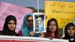遭塔利班枪击女孩的支持者在抗议这起暴行