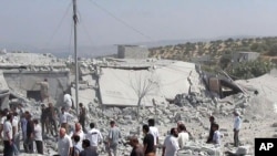 在叙利亚政府军的战机轰炸后，叙利亚人从瓦砾下营救受伤者