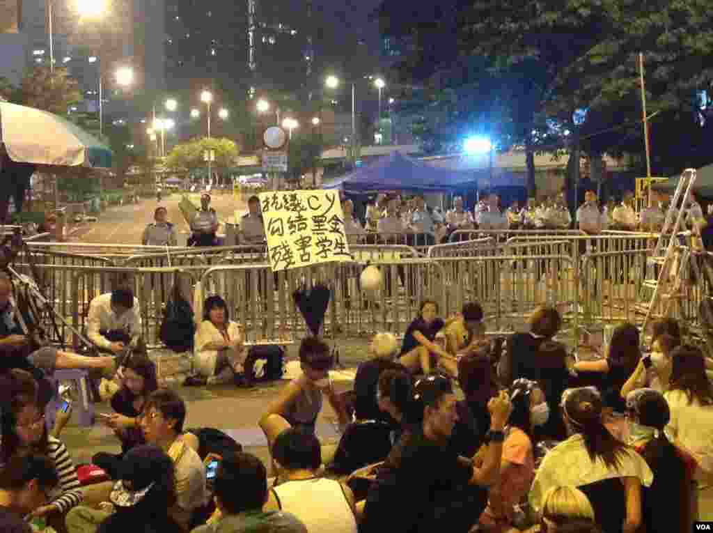 在各界呼吁撤离声中示威者继续坚守特首办（美国之音海彦拍摄 ）