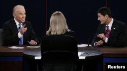 11일 미국 부통령 후보 토론회에 참석한 민주당 조 바이든 부통령(왼쪽)과 공화당 폴 라이언 후보(오른쪽). 가운데는 토론 진행을 맡은 마사 라다츠 기자.
