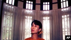 ဒဏ်ခတ်မှုတွေရုပ်ဖို့ဆိုရင် လိုလားချက်တွေလိုက်လျောပေးဖို့ ဒေါ်စုတိုက်တွန်း