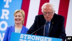 Le sénateur du Vermont Bernie Sanders accompagné par la candidate Hillary Clinton à Portsmouth, New Hampshire, 12 juillet 2016. 